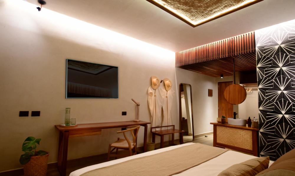 Habitación con cama grande y vistas al mar